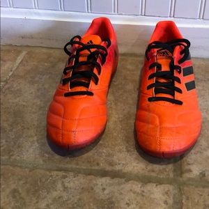 Indoor soccer cleats